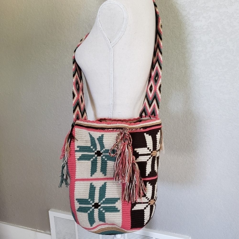 Hobo bucket style knitted crotchet bag